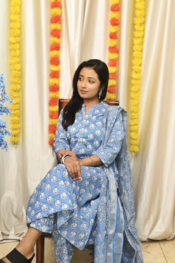 Elegant Blue Floral Printed Kurta Set (3pcs) - Image 2